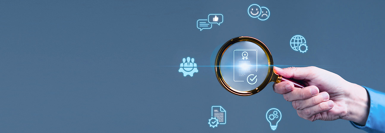 Blauer Hintergrund mit einigen Symbolen und eine Hand, die eine Lupe über ein Symbol hält und es damit vergrößert.