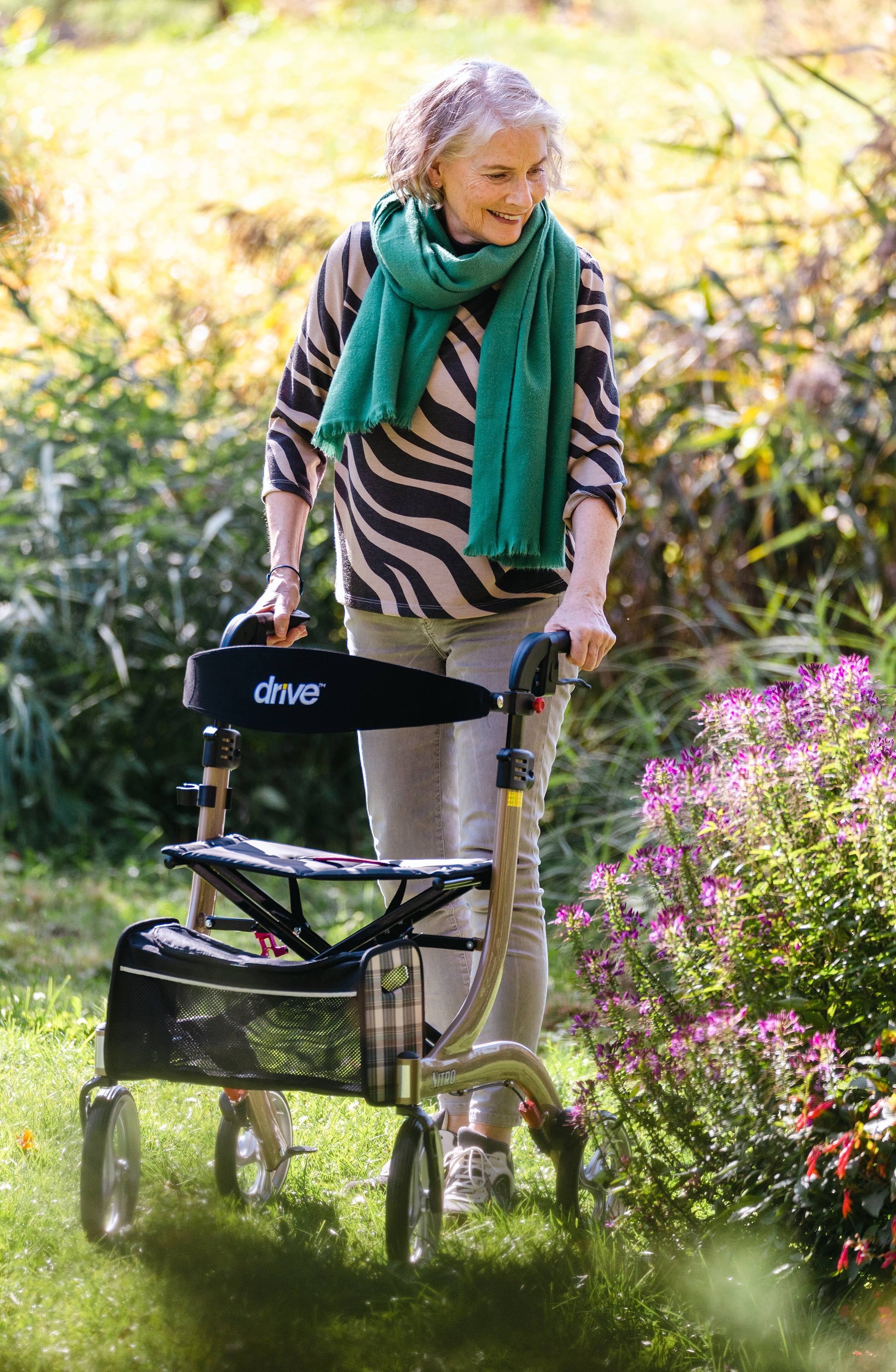 Rollator NITRO, Frau mit Rollator im Garten
