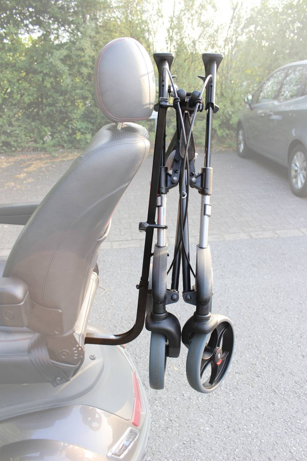 faltbarer Rollator am Scooter befestigt