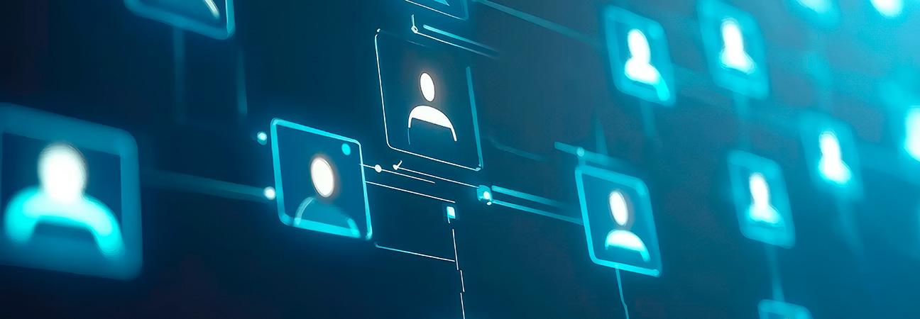 Abstraktes Konzept des Personalmanagements mit leuchtenden Benutzersymbolen, die durch ein digitales Netzwerk verbunden sind, blauer Hintergrund, keine Personen