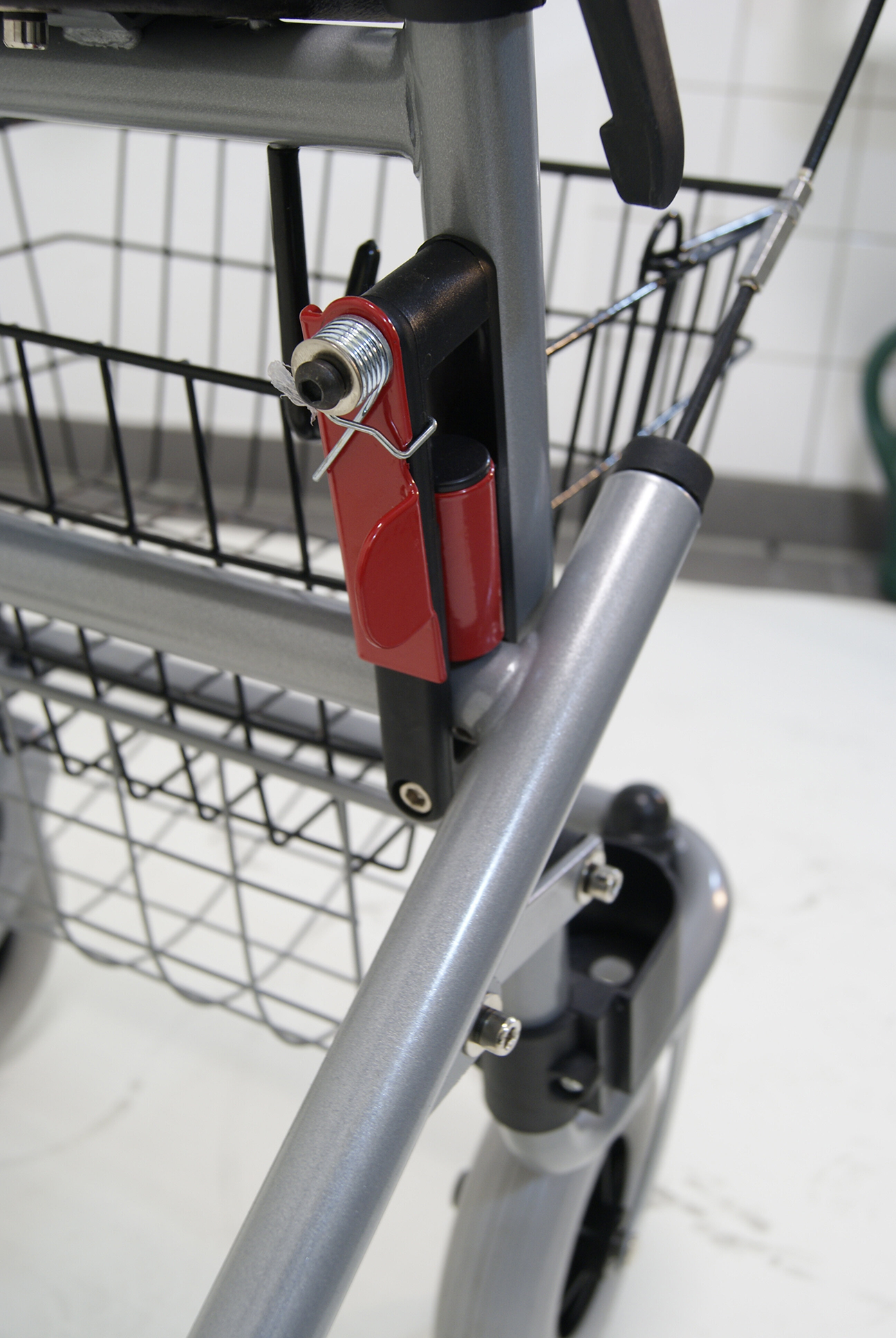 Rollator Cristallo, Detailbild Faltsicherung geschlossen