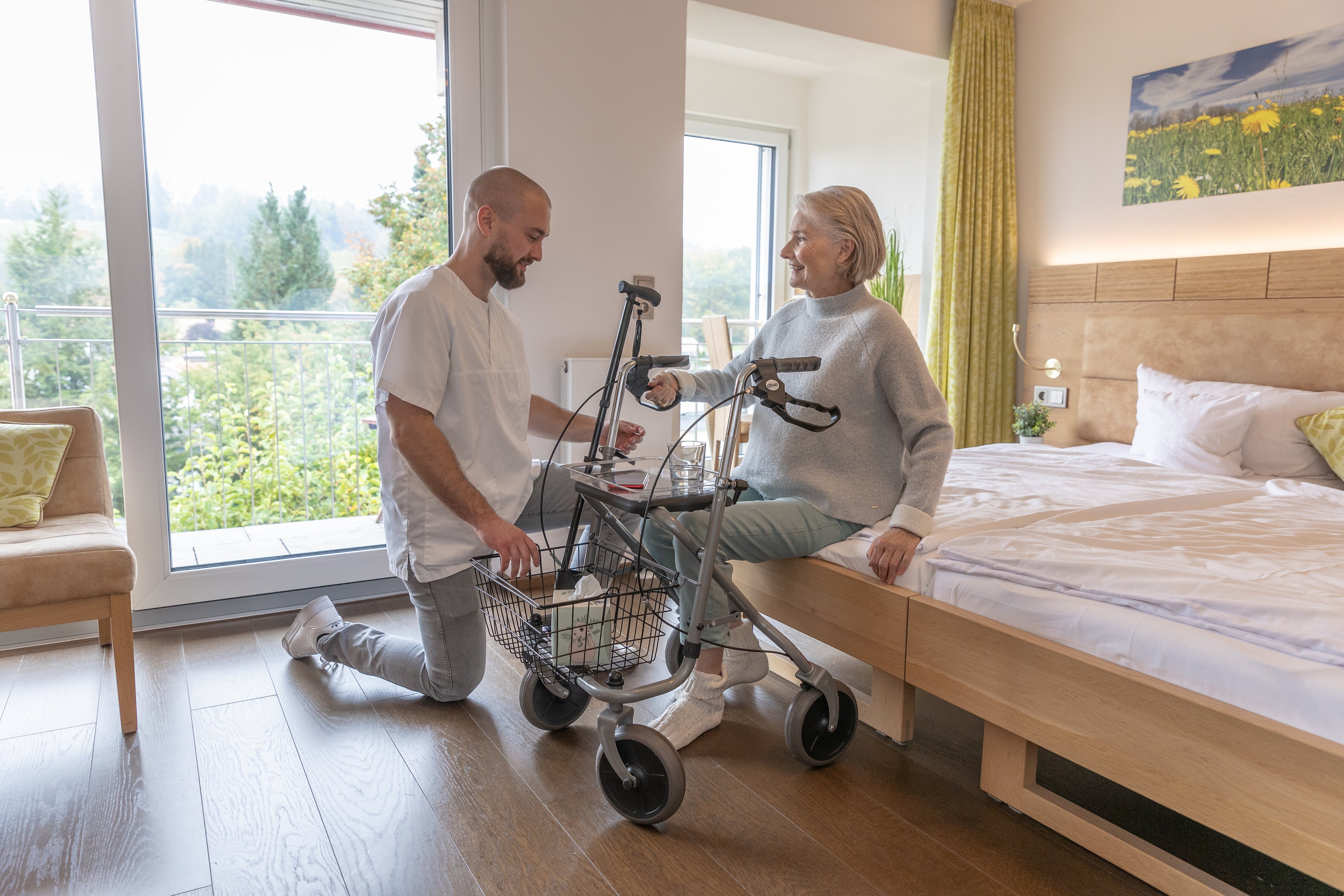 Migo2G, Lifestylebild, Patientin am Pflegebett
