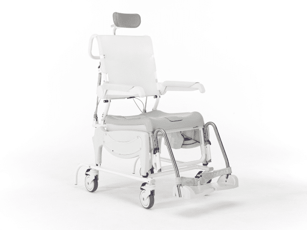 Dusch- und Toilettenrollstuhl AQUATEC OCEAN VIP ERGO, schräg von vorne gesehen