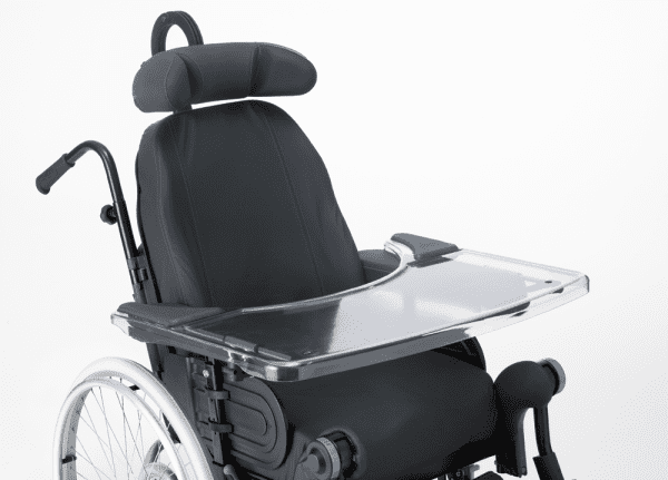 Therapierollstuhl mit montiertem Therapietisch