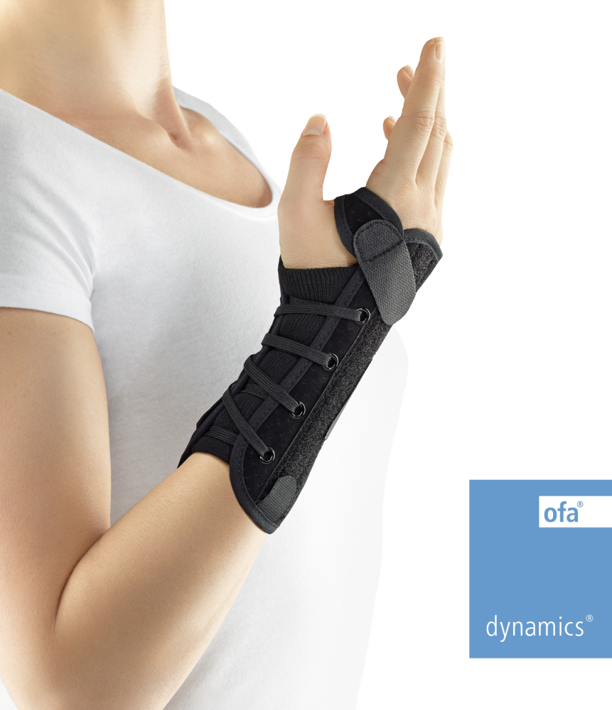 Frau trägt Handgelenk Schnürorthese Dynamics