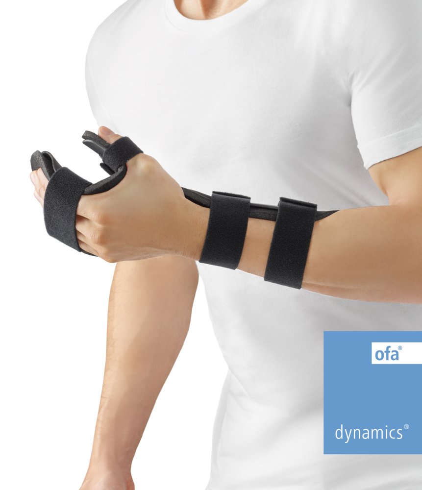 Mann trägt Dynamics Carpalorthese