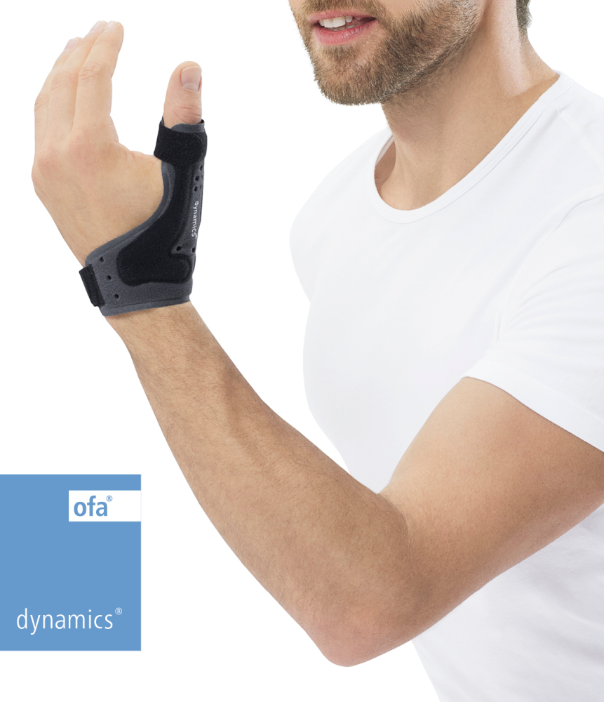 Mann trägt Daumenorthese Dynamics
