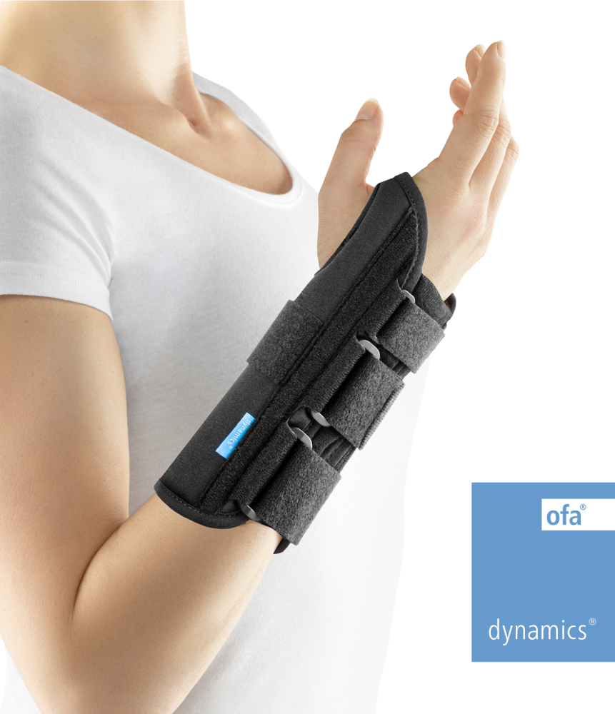 Frau trägt Dynamics Handgelenk Orthese, ohne Daumenfixierung