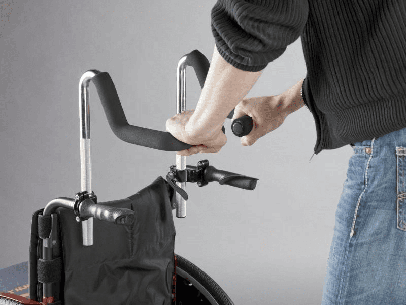 Schiebegriffe am Rollstuhl montiert