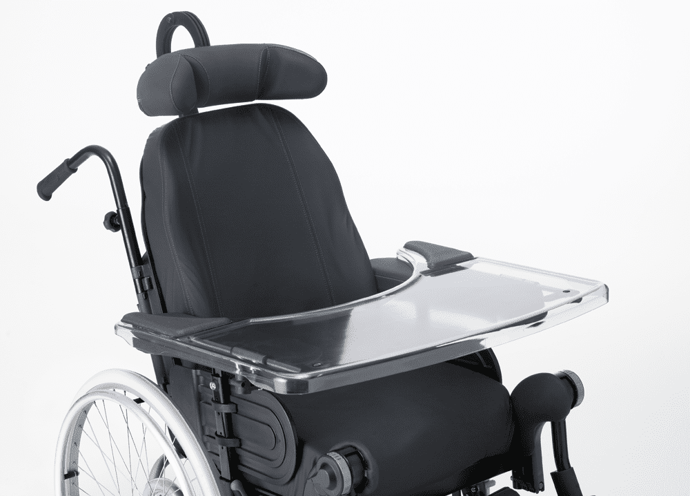 Therapierollstuhl mit montiertem Therapietisch