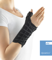 Frau trägt Handgelenk Schnürorthese mit Daumenfixierung Dynamics