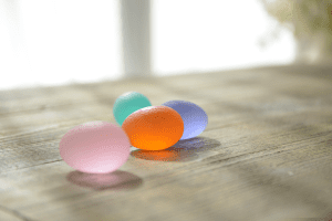 4 verschiedenfarbene Press Egg liegen auf einem Tisch