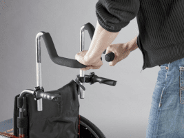 Schiebegriffe am Rollstuhl montiert