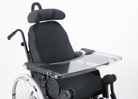 Therapierollstuhl mit montiertem Therapietisch