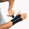BORT Generation Handgelenkbandage wird angelegt