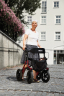 DIETZ_Bild_Rollator_TAiMA_XC_Pflasterweg01.jpg