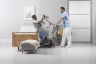 Patient wird mit dem Aufstehlifter ISA COMPACT aus dem Bett gehoben