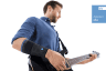 Mann mit Gitarre trägt Epicondylitisbandage Dynamics Plus