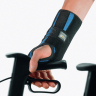 BORT Generation Handgelenkorthese mit Schnürung, Anwendung am Rollator