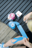 Kinesiology Tape, blau, Anwendungsbeispiel am Knie