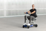 Scooter Manual Fold+ 6km/h, Lifestylebild, Fahrer sitzend