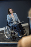 elegante Frau auf einem Rollstuhl Action 3 NG