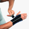 BORT Generation Handgelenkbandage, blau wird angelegt