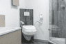 AQUATEC 900 mit Armlehnen in einem modernen Badezimmer