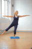 Frau balanciert mit einem Fuß auf Balancefit Pad