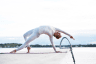 Frau auf Pilates & Yoga Matte bei einer Yogaübung