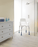 Duschstuhl AQUATEC PICO in einer Dusche