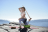 Frau macht mit dem Yoga Belt eine Übung