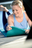 Frau liegt auf Sissel Gym Mat und zeigt die Stärke der Matte