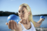Pilates Toning Ball, Anwendungsbeispiel Bällen in den Händen
