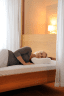 Frau liegt im Bett mit Classic Plus Nackenkissen